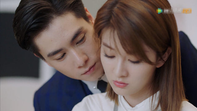 小风暴有多狗血两集就有5处漏洞名片英文单词都拼错