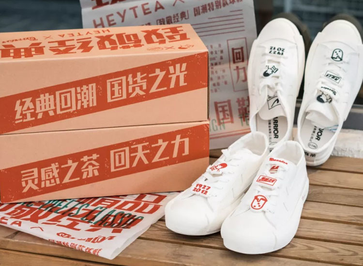 回力百事联名帆布鞋,沿用了经典的低帮造型设计,清新脱俗的蓝白配色让