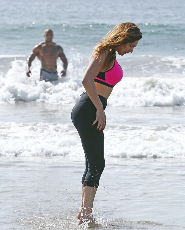 凯莉·布鲁克穿粉上衣和黑色健身裤,魅力十足!