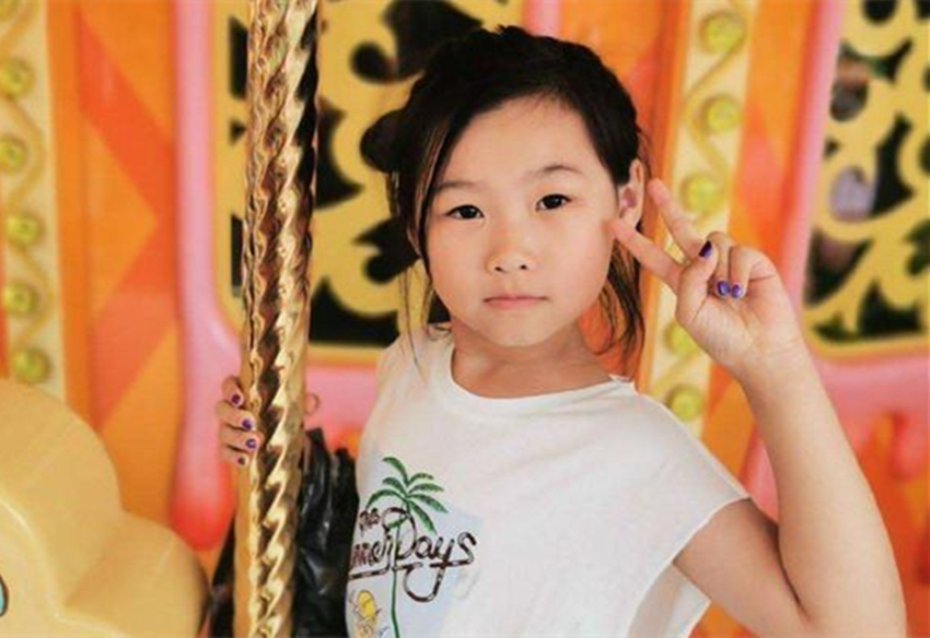 岳云鹏大女儿越长越漂亮学小提琴神情专注气质高雅不输黄多多