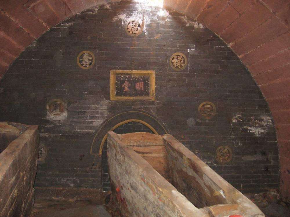 古墓中为何发现一盒磁带考古队彻底懵了专家拿起一看差点暴怒