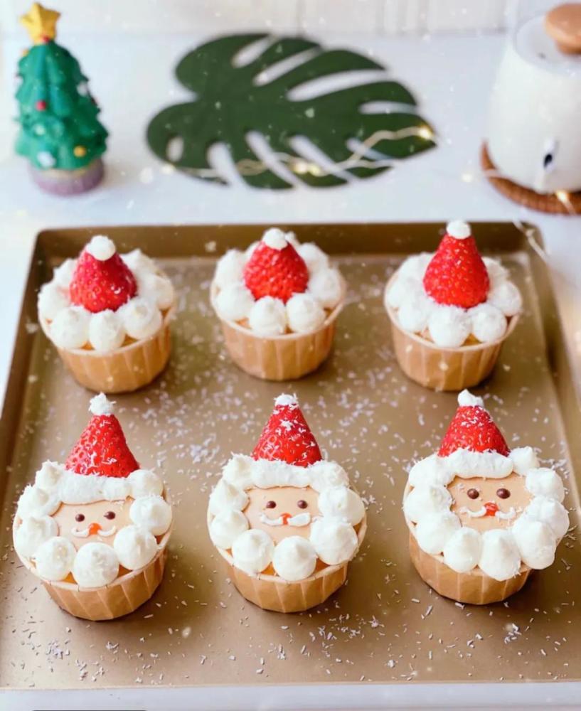 圣诞气息越来越浓了,做了一款可可爱爱的纸杯蛋糕可能是个非常不错的