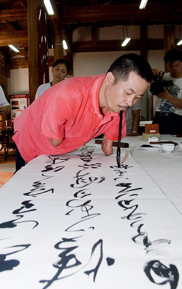 老汉用嘴苦练书法30年小楷水平堪比王羲之专家缺乏创新