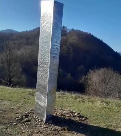 罗马尼亚神秘金属柱图片