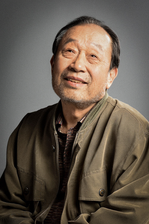 申九还与李顺载,朴素丹,权侑莉等人出演了话剧《亨利爷爷和我》,正在