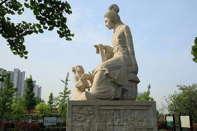 孟母教子雕塑孟母三迁的故事大家都听说.