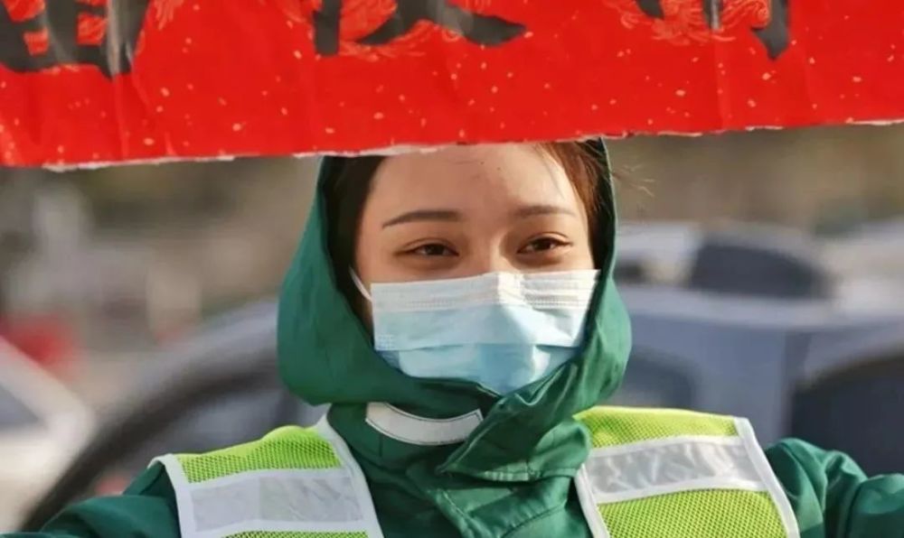 最美浙警丨一张举牌照火遍朋友圈……她是乐丹维