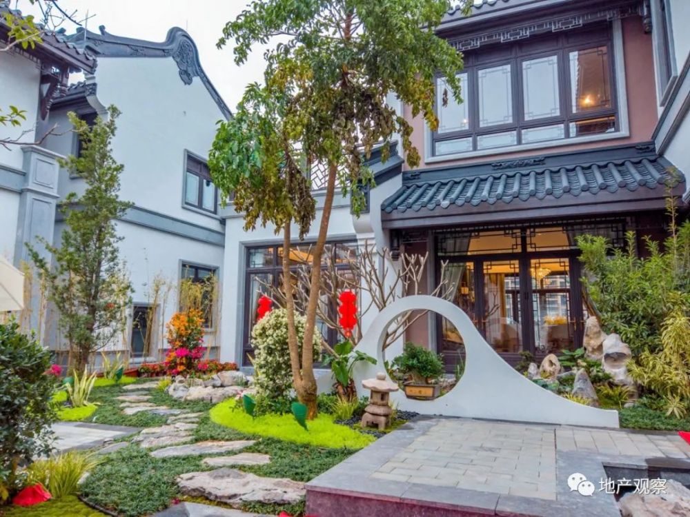 庭院与街巷通过门头界定空间,内实外虚,街巷空间与院落空间互为渗透