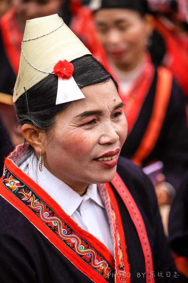 以女子为例,茶山瑶头上宽大的弧形银板,长达30多厘米,据老人说,茶山瑶