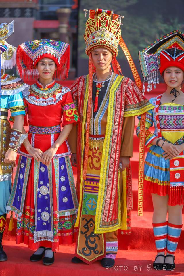 其它瑶族支系的服饰同时五彩斑谰,有各种花,虫,鸟,鱼,树木图案,为标志