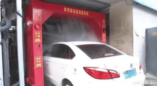 提车当天送去清洗 洗车工没关车窗 新车秒变泡水车 洗车 泡水车 车窗 洗车机