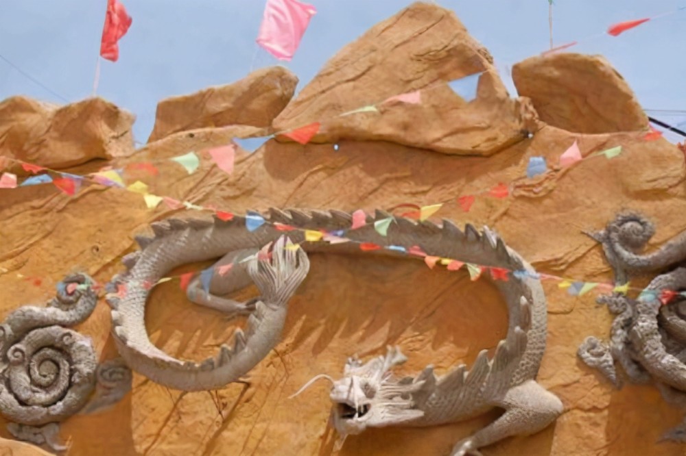 除了化石,建昌县的遗址资源也很多,有山嘴子红山文化遗址,东大杖子