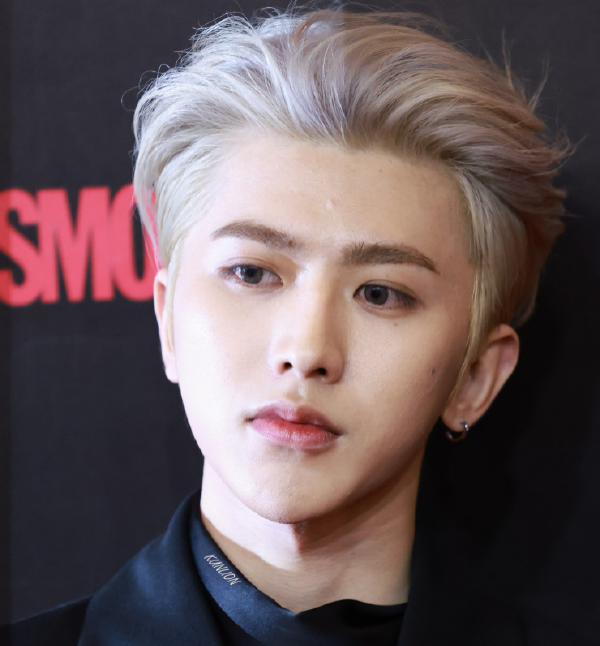 蔡徐坤时尚盛典造型遭吐槽,脸型尖新发色显黑,发际线也过低