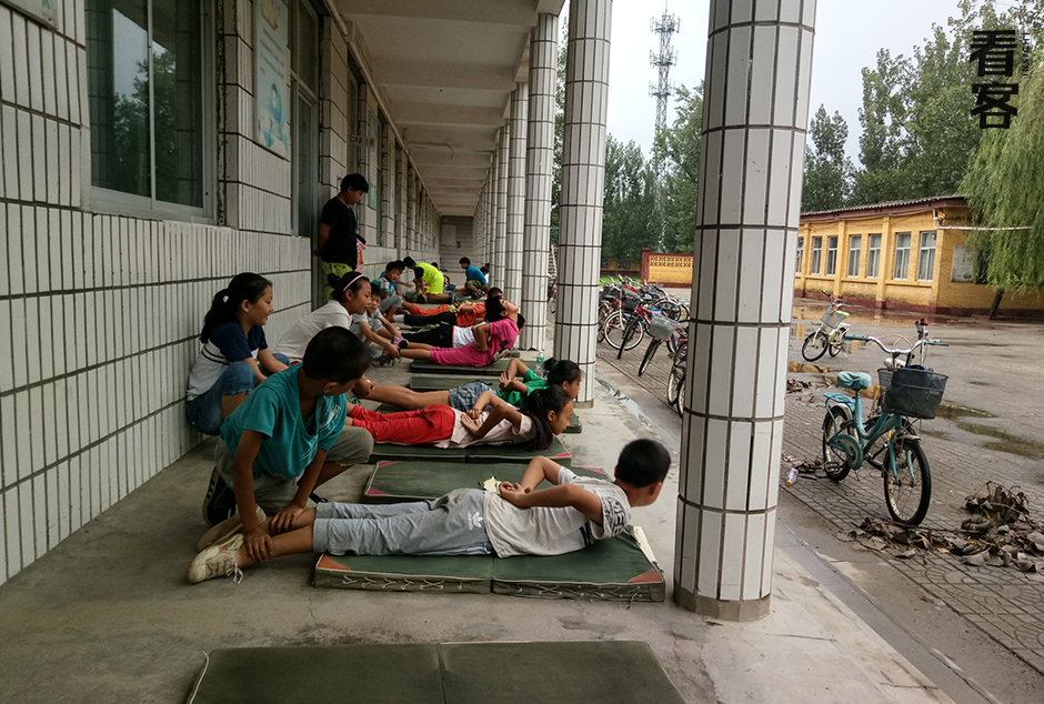 2015年暑假,8月3日早上7点半,学生们前来学校训练.