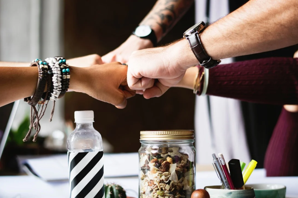 而是每个人都可以像乔治·克鲁尼那样知恩图报,慷慨大方,对帮助过自己