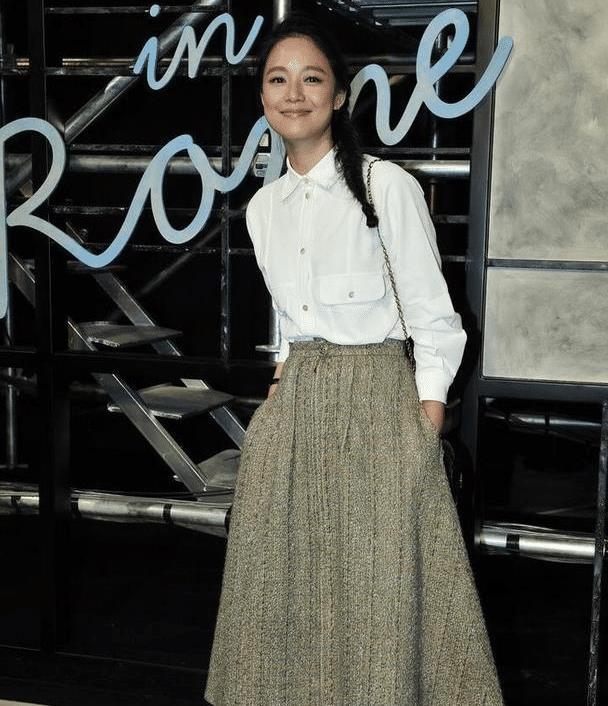 周韵气质是装不出来的 穿白衬衫配半身裙优雅大方 麻花辫超减龄 腾讯网