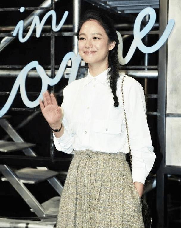 周韵气质是装不出来的 穿白衬衫配半身裙优雅大方 麻花辫超减龄 腾讯网