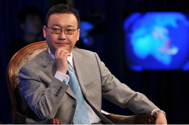 他是央视知名主持人,却因两盒烟沦为阶下囚,今47岁现状如何?