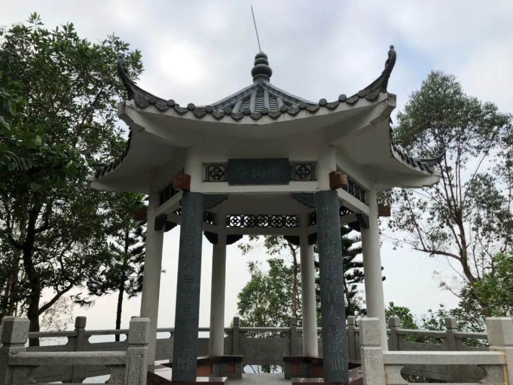 栊翠亭本该就此原路下山的我突然发现了前面有一条岔道口,可以登上