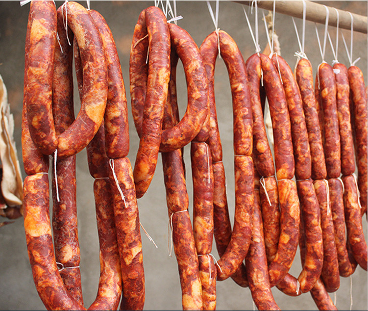 猪肉灌香肠,别直接晒太阳,这样做不发霉不变酸,麻辣咸鲜香味足_腾讯