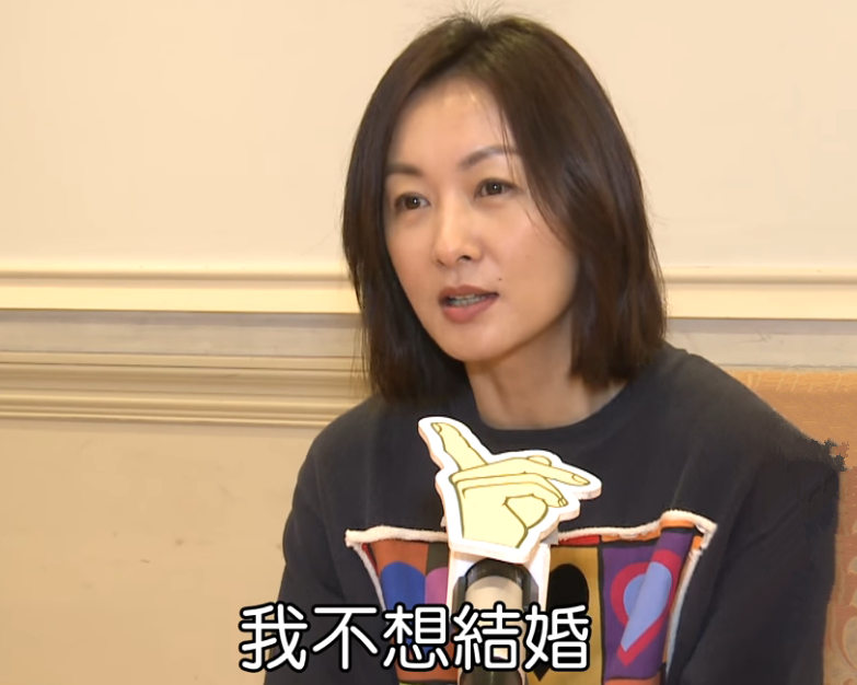 49岁郑家榆复出拍戏皮肤紧致保养得宜与戏中女儿同框似姐妹