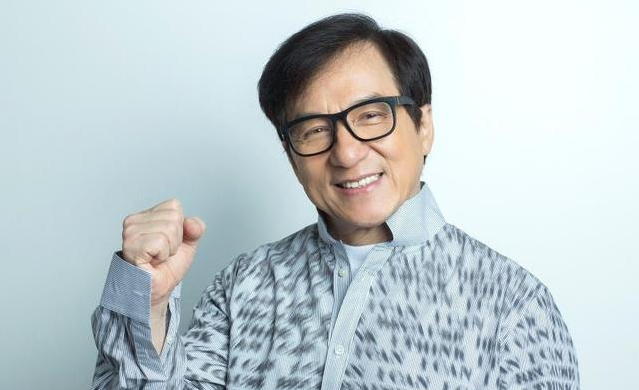 66岁成龙现身商演捞金唱歌费力背挺不直舞台简陋现场毫无秩序