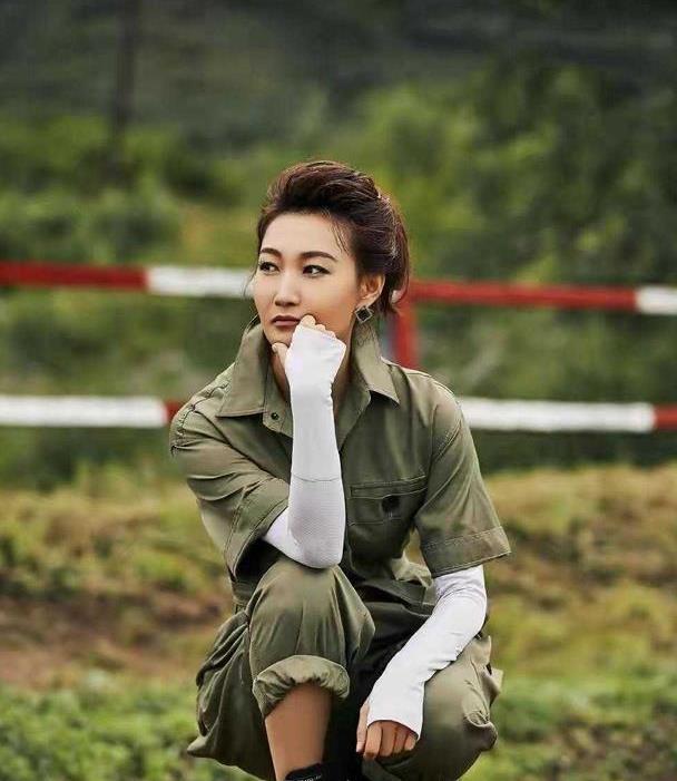 央视主持李梓萌不上班真时髦,穿军绿色连体裤骑单车,又潮又飒