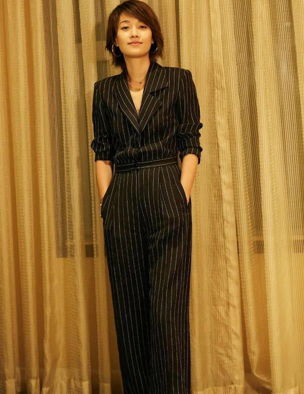 央视主持李梓萌不上班真时髦,穿军绿色连体裤骑单车,又潮又飒