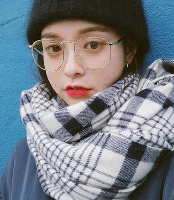 眼镜该如何搭配呢?戴眼镜也能很好看时髦,三个技巧拯救你的穿搭