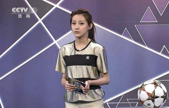 央视主持马凡舒,走秀泳裤意外滑落,淡定走完全程:谁爱看谁看