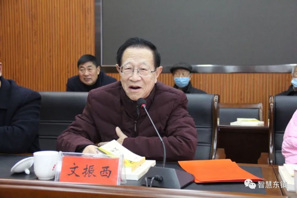 县诗联学会会长文振西希望各位会员继续发扬"敢于领先,善于创新,甘于