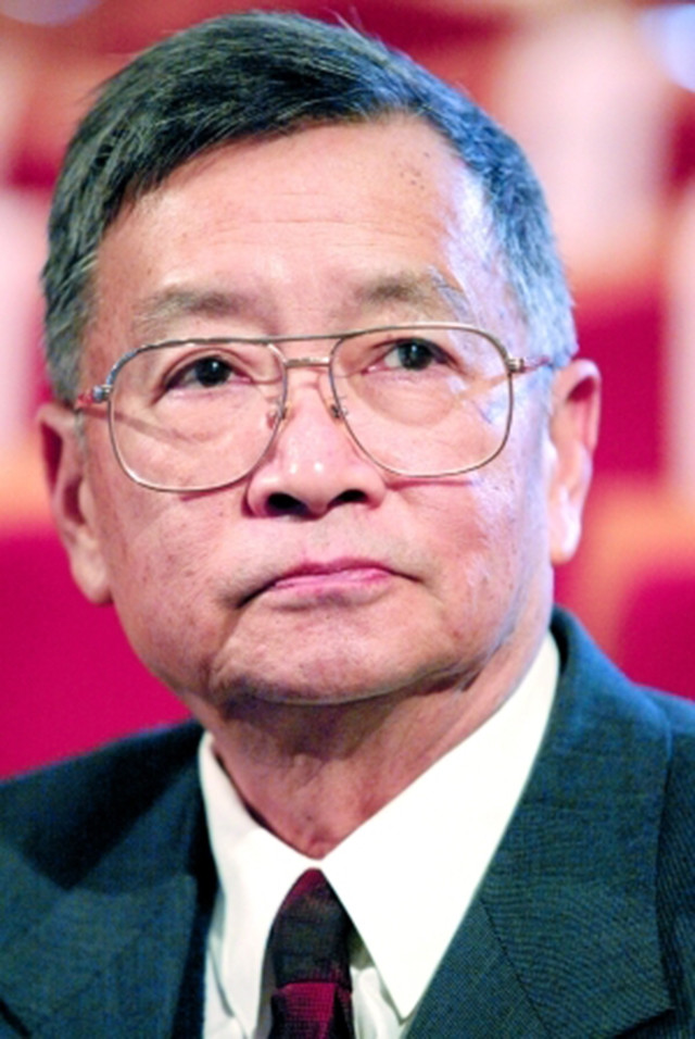 1954年,他曾师从陈翰笙先生攻读世界史研究生,毕业后赴云南大学历史系