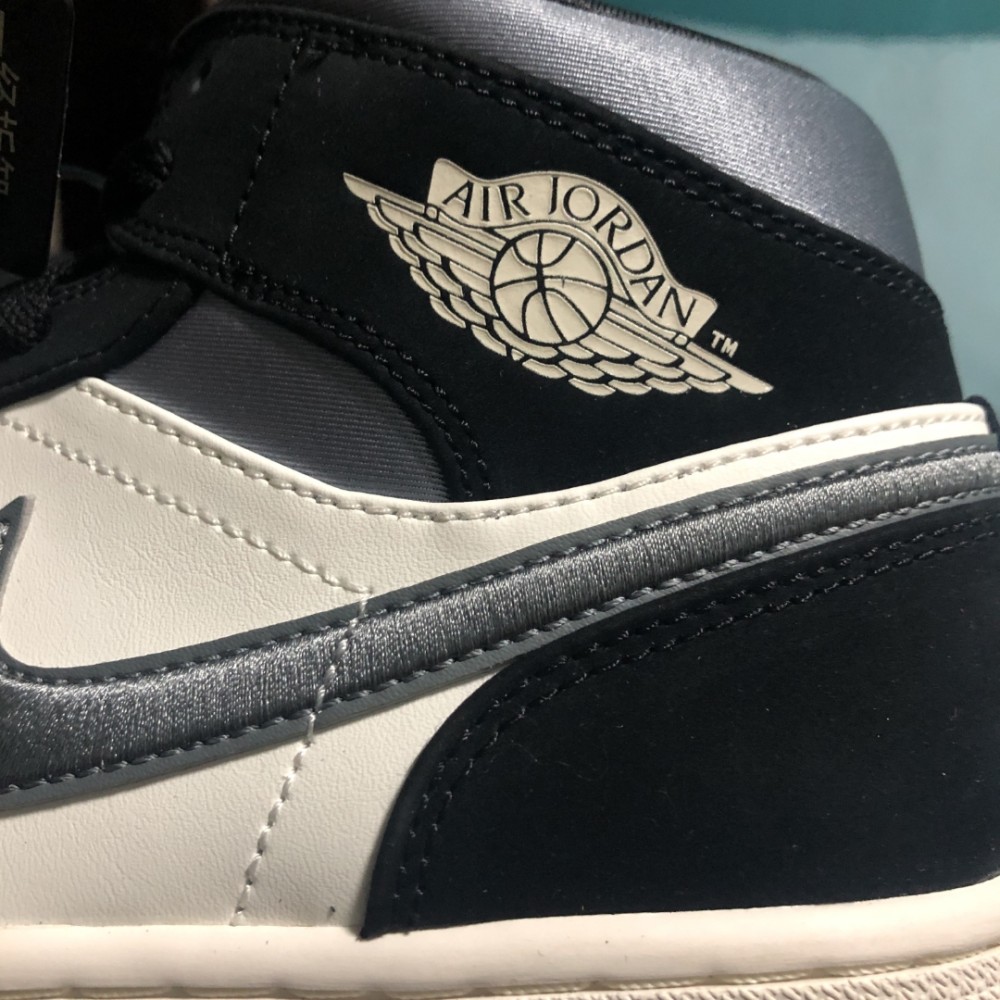 采用了aj伯爵系列用色方案,也获得了网上所谓的丝绸伯爵的称号,鞋头