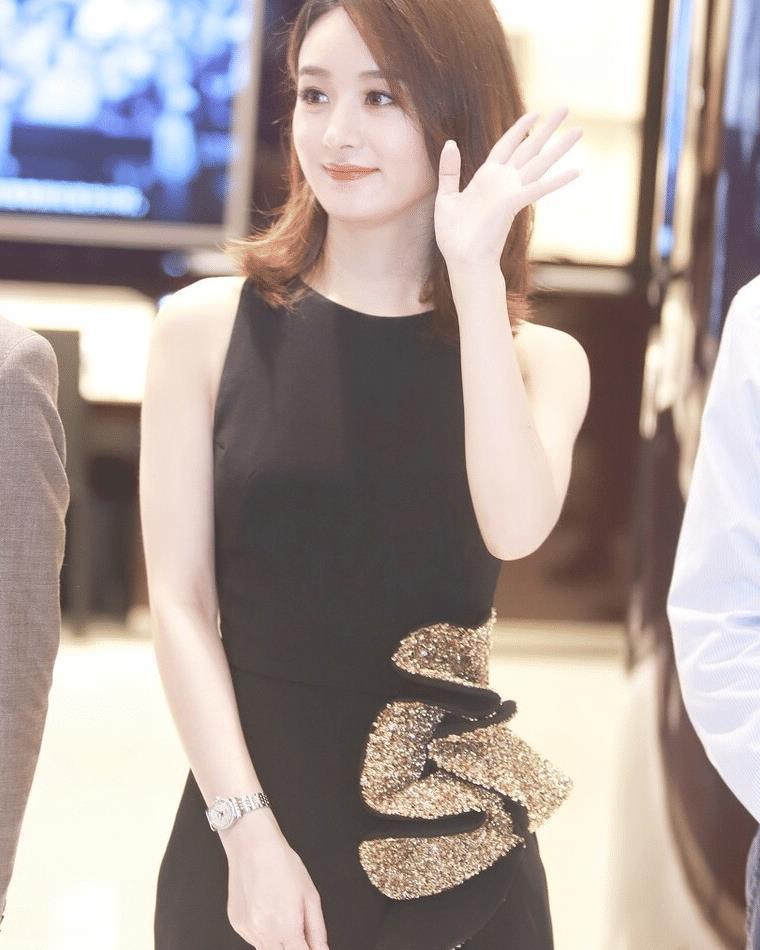 赵丽颖生娃后也太美了,穿黑色连衣裙配锁骨发,高贵大气又优雅