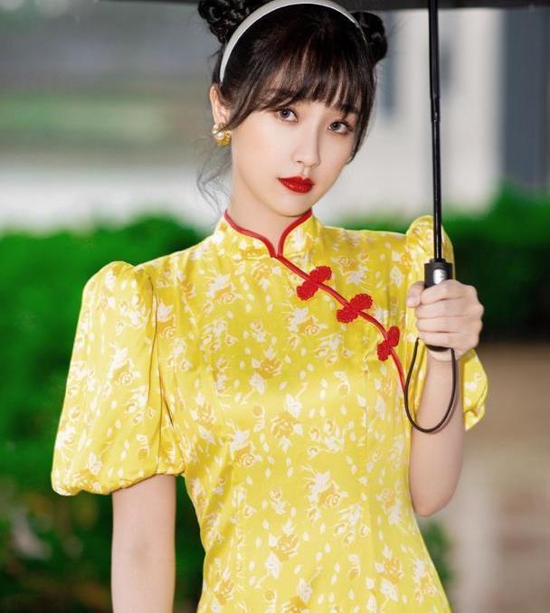 还是虞书欣会玩,穿旗袍裙配双丸子头,复古优雅又不失少女感