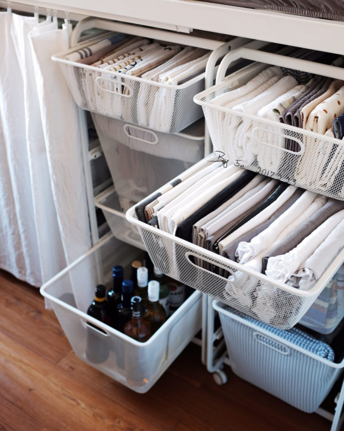 楼梯下面的空间也可以当储藏间用,按照里面空间的大小,选择合适的收纳