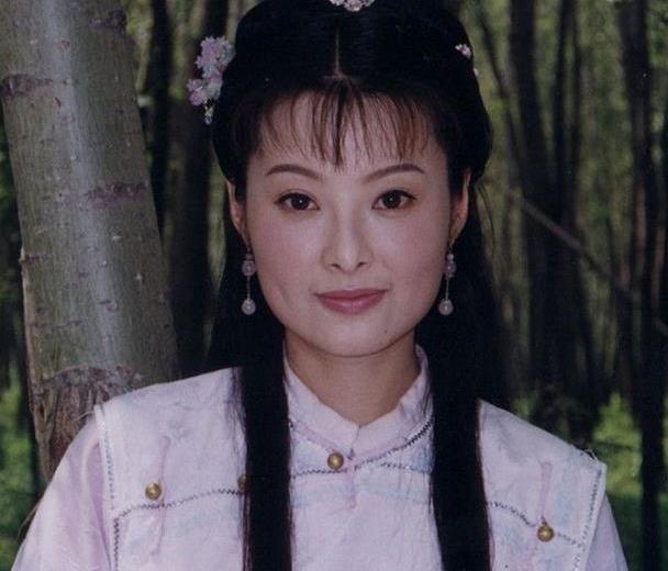 袁立给人的感觉就是特立独行的形象,年轻时候的袁立,凭借"杜小月"这个