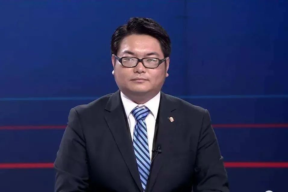 副教授黄日涵在你们精英眼中难得我们连抱怨不公的资格都没了