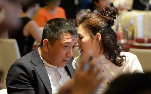 而徐佳宁更是一个大哥哥一般陪伴在李小冉左右,在李小冉跟鄢颇感情