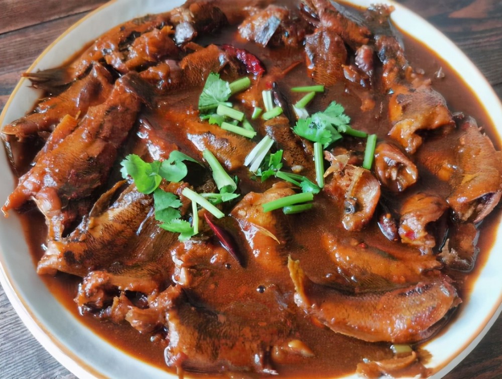 【准备食材】:老头鱼,生姜,干辣椒,香菜,葱,大蒜,黄豆酱,料酒,白糖