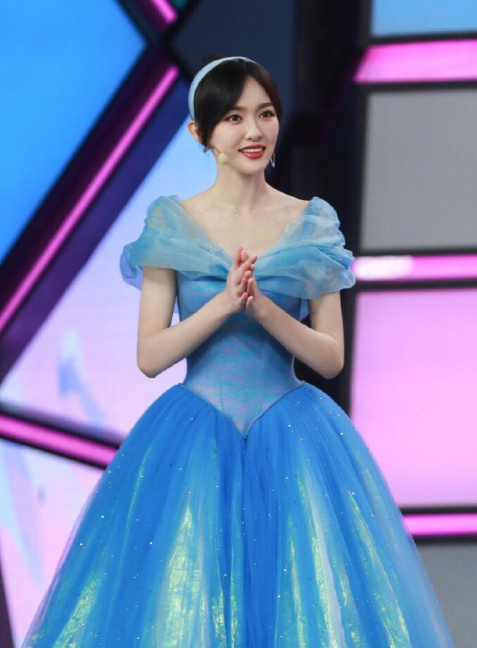 唐嫣产后复出综艺首秀,穿蓝色公主裙扮灰姑娘,腰细到不真实