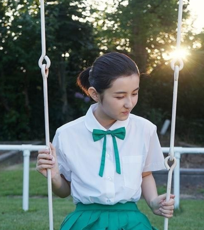 张子枫和吴磊穿上校服后,都给人一种很清纯自然的样子.