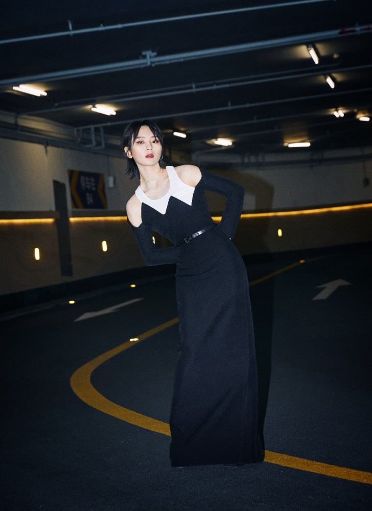 周笔畅真是气质本人,身穿淡黄色长裙,轻松成全场焦点