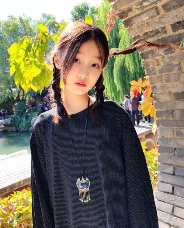 赵薇"女儿"长大了,网友评价:标准的初恋脸,画风又飒又美丽