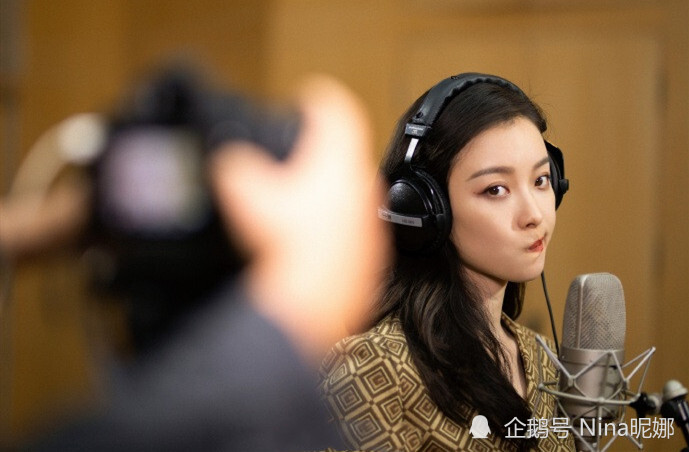 倪妮录制《拆弹专家2》,真空穿西装双手插袋太a,歪嘴杀好俏皮