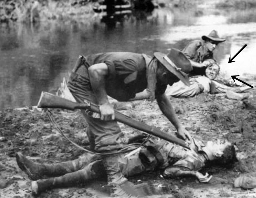 据说,远处的澳大利亚士兵正从一具尸体上剥脸皮,以解心头之恨,至于