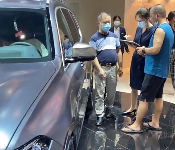 穿拖鞋的大爷逛rr车展,销售经理笑脸相迎?车友:这要看地方!