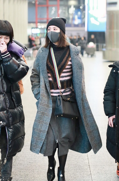 怕冷的宝宝们可以学习贾静雯在头顶上搭配一顶黑色的针织帽,针织帽的