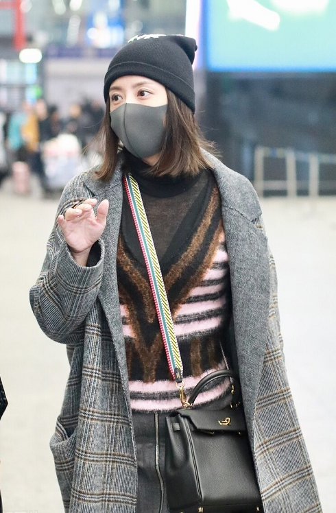 看得出来贾静雯整体的搭配都很时尚,尤其是格纹大衣,里面还搭配了打底