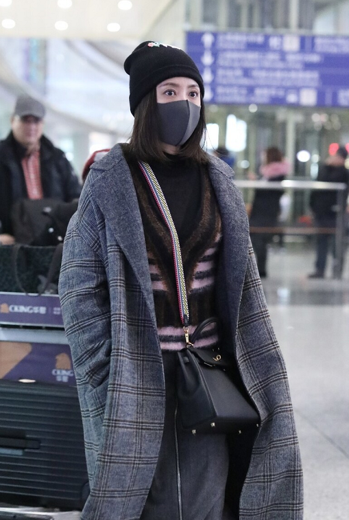 怕冷的宝宝们可以学习贾静雯在头顶上搭配一顶黑色的针织帽,针织帽的